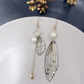 Elegante asymmetrische Ohrringe mit Zikadenflügeln, Perlen und einem Herzanhänger - Kaffeebrauner Strass-Gold