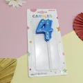 Vela de cumpleaños número 4 azul tema dinosaurio con puntos amarillos en empaque - Número 4 / Azul