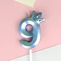 Vela de cumpleaños azul metalizado número 9 con una corona sobre fondo rosa - 9 / 1 Pieza / Azul
