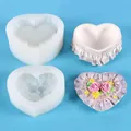 Vue détaillée de moules en silicone en cœur et d'une boîte à bijoux avec des roses - Style Relief Rose (50-2671) / Blanc