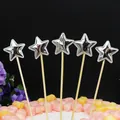 Primer plano de cinco adornos de estrellas plateadas de cuero para decorar pasteles - Estrella Plateada (5 Piezas)