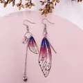 Elegante asymmetrische Zikadenflügel Ohrringe mit rosa Perlen und blau-rosa Glitzerverlauf - Lila-Silberfolie