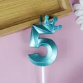 Vela de cumpleaños número 5 azul metálico con corona para decoración de tartas de fiesta - Corona Número 5 / Paquete Individual / Azul claro