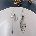 Elegante asymmetrische Ohrringe mit Zikadenflügeln, Perlen und langer Herzchenkette - Kaffeebraun-Silberfolie