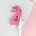 Vela de cumpleaños rosa con forma de número 4 y una corona decorativa para fiestas infantiles. - 4 / 1 Pieza / Rosa