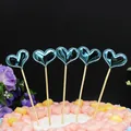 Detalle de cinco adornos para tarta con forma de corazón azul metálico sobre un pastel. - Corazón Azul (5 Piezas)