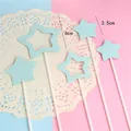 Détail des décorations de gâteau étoile évidée bleu clair de 6 cm et 3,5 cm sur rose. - Pack de 5 / Bleu