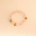 Elegantes Naturrosa-Kristallperlenarmband mit Goldakzenten und einem Vintage-Charme - Rosa Kristall Gebetsperlen Armband / Rosa Weiß