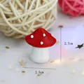 Détail macro de figurine champignon en résine rouge mesurant 2,7 cm de haut et 2,5 cm. - 2.5cmx2.7cm