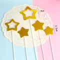 Vue détaillée des décorations de gâteau étoile dorée de 6cm et 3,5cm, styles creux. - Pack de 5 / Or