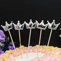 Cinco adornos para tarta con forma de corona plateada en un pastel decorado - Corona Plateada (5 Piezas)