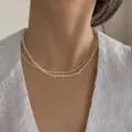 Elegante zweireihige Halskette mit natürlichen Barockperlen auf weißem Spitzenkleid. - 37cm+3cm Verlängerung / Kleine Barockhalskette