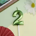 Vela de cumpleaños número 2 verde metálico con superficie facetada para tartas - Número 2 / 1 Pieza / Verde claro