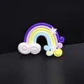 Kleurrijke regenboog taarttopper van polymeerklei met witte sterren en wat wolken - Paarse en gele sterren