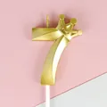 Elegante vela de cumpleaños dorada número 7 con una pequeña corona para tartas de fiesta - 7 / Dorado