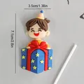 Simpatico cake topper in PVC morbido con bambino in scatola regalo per feste di compleanno - Ragazzo in scatola regalo