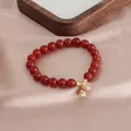 Elegantes Armband aus natürlichen roten Achatperlen mit goldenen Vintage-Blütenanhängern - Maiglöckchen Stil (Natürlicher Roter Achat)