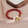 Handgefertigtes Armband aus rotem Achat mit einem eleganten goldenen Erdnuss-Anhänger - Glücksbringer Erdnuss Stil (Chalcedon)