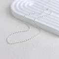 Detailansicht einer minimalistischen, silberfarbenen Reiskorn-Halskette für Damen - Silber