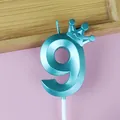 Vela de cumpleaños número 9 azul turquesa metálico con decoración de corona pequeña - Corona Número 9 / Paquete Individual / Azul claro