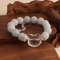 Elegantes Natur-Blaukristallperlenarmband mit einem geschnitzten, lichtdurchlässigen Bären - Aquamarin-Stil Armband / Hellblau
