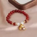 Elegantes rotes Achat-Perlenarmband mit goldenem Erdnuss-Anhänger und Jade-Perlen - Glücksbringer Erdnuss Stil (Künstliche Perle)