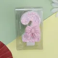 Vela creativa de cumpleaños número 2 con purpurina rosa y lazo en una caja transparente - Vela de Número Lazo Rosa 2