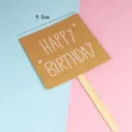 Rustieke kraftpapier Happy Birthday taarttopper met een houten stokje van 9,5 cm lang - Vierkant Wit Verjaardag