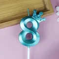 Vela de cumpleaños número 8 verde azulado metálico con corona - Corona Número 8 / Paquete Individual / Azul claro
