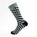 Primo piano di calzini unisex in cotone con motivo a cubi geometrici 3D in blu e verde - Taglia unica / Verde Cetriolo Nero E Bianco