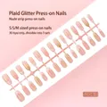 Detailweergave van 30 press-on nagels met ruitjes en glitterpatronen in nude roze tinten - 30 Stuks / Franse Ruitjes Glitter (S204-T)