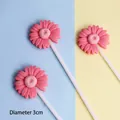 Delicate pink resin daisy flower cake toppers with a 3cm diameter for party dessert decor - Red Set (3 Pieces)