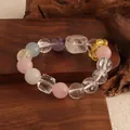 Naturkristall-Armband mit Rosenquarz und Bergkristall auf rustikalem Holztablett präsentiert. - Multi-Schatz Armband Stil 1 / bunt