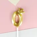 Elegante vela de cumpleaños dorada número 0 con una pequeña corona para decoración - Dorado