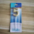 Elegante vela de cumpleaños número 5 dorada para tarta en su embalaje azul festivo - Número 5 / Dorado
