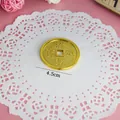 Detail van de 4,5 cm diameter gouden plastic Chinese munt decoratie - Gouden Munt / 1 Stuk