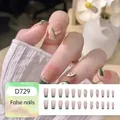 Set van 24 groene en nude kunstnagels met glitters en mooie parelmoer accenten - Donkergroen Nude Patchwork Coffin Stijl (D729) / 24 Stuks/Doos (Met Lijm)