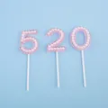 Decoración de tarta rosa número 520 con perlas y diamantes en fondo azul claro - Decoración de Perla 520 Rosa
