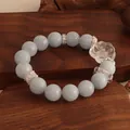Elegantes Armband aus blauem Naturkristall mit einer geschnitzten transparenten Rosenblüte - Aquamarin Blumenstil / Hellblau