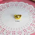 Macro-opname van een 2,2 cm kleine gouden plastic Chinese Yuanbao-staaf voor taartdecor - Kleine Sycee / 1 Stuk