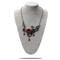 Dunkle Gothic-Drachenhalskette mit großem rotem Herzkristall-Anhänger auf Samt-Schaufensterpuppe - Schwarzer Drache Halskette (21#) / Rot