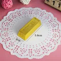 Detailweergave van een realistisch plastic goudstaafornament met maataanduiding - Goudstaaf / 1 Stuk