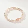 Dettaglio di un bracciale in perle d'acqua dolce con una perla di quarzo fragola - Rosa
