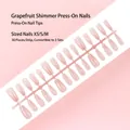 Detail van de 30-delige nude roze plaknagels strip met fijne grapefruit glitter afwerking - Nude roze