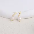 Dettaglio ravvicinato di orecchini a barra dorata con perle naturali d'acqua dolce - Bar Post Style / Golden Pin-round pearl