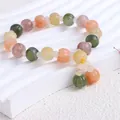 Nahaufnahme eines natürlichen Xinjiang Goldseide Jade Armbands mit bunten Kürbisperlen - Small Pumpkin Bead With Tassel (Jade Spacer)