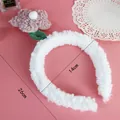 Detalle de diadema de felpa blanca con flor rosa y marcas de dimensiones del producto - Diadema de Flores Rosas / 1 Pieza