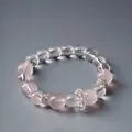 Eleganter Armband aus natürlichen rosa und weißen Kristallperlen mit Blumenanhänger - Eiskirsch-Flüstern-Stil / Rosa Weiß