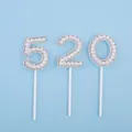 Elegantes adornos para tartas con perlas y strass número 520 sobre fondo azul claro - Decoración de Perla 520 Blanco
