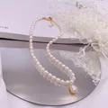 Detaillierte Nahaufnahme einer Vintage-Süßwasserperlenkette mit Tropfen-Zirkonia. - Weißer Strass-Tropfen-Stil / Gold